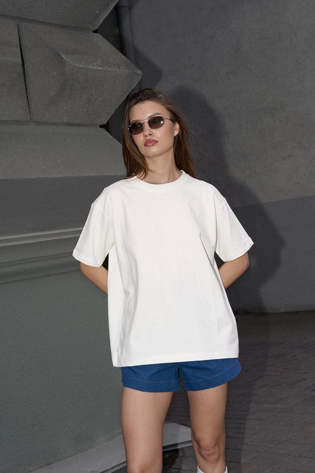 Футболка с резиновым лого молочная