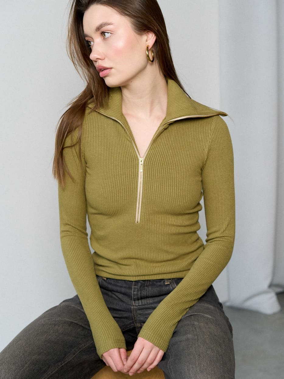 Лонгслив на молнии зеленый