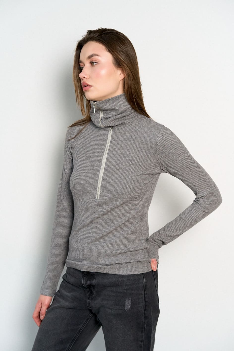 Лонгслив на молнии серый